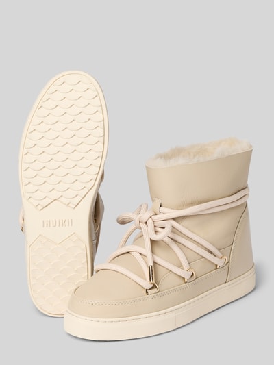 Produktfoto, Boots mit Logo-Detail von INUIKII in Beige, abgerundete Passform, Schnürverschluss, leicht profilierte Sohle, sichtbares Innenfutter, Kontext: Damen Boots, Absatzhöhe 3 cm, Schafthöhe 15 cm, Schaftweite 13 cm