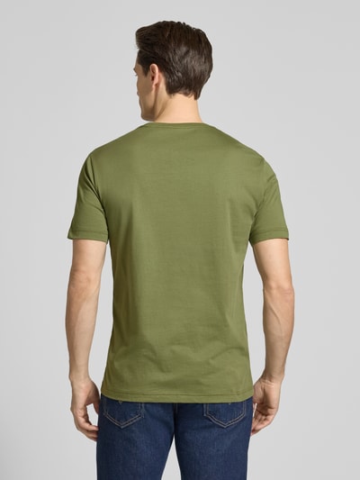 Männermodel trägt Regular Fit T-Shirt mit Logo-Stitching von Gant in Grün, Baumwolle, Rundhalsausschnitt, Rückansicht, Ganzkörperansicht.
