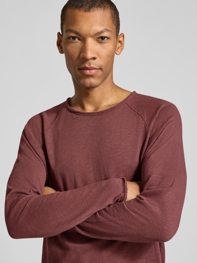 Männermodel trägt Longsleeve mit Rundhalsausschnitt Modell 'SONOMA' von American Vintage, czysta bawełna, krój regular fit, kolor bordowy, Nahaufnahme Oberkörper