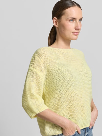 Frauenmodel trägt Relaxed Fit Strickshirt mit Alpaka-Anteil in Strick-Optik von Luisa Cerano, pastellgelb, Halbarm, Strukturstrick, Nahaufnahme Oberkörper.