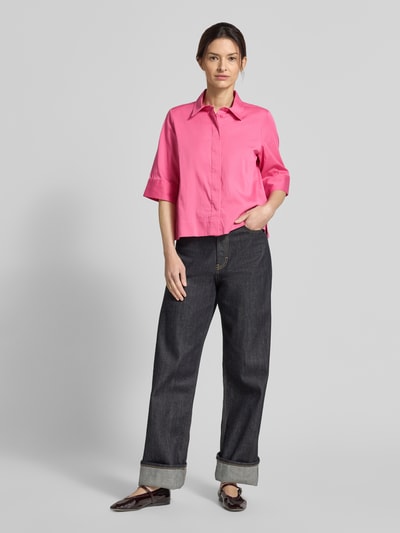 Modelka kobieca nosi Boxy Fit Bluse mit verdeckter Knopfleiste von Milano Italy, różowy bawełniany miks, krótki rękaw, widok całej sylwetki z przodu.