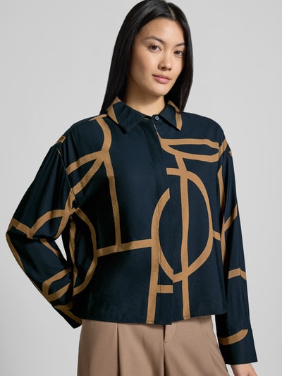 Vrouwenmodel draagt blouse met lange mouwen van viscosemix model 'Fordoa' van OPUS in zwart met camel abstract patroon, dames, close-up bovenlichaam.