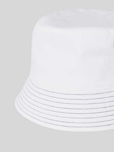 Produktfoto, weißer Bucket Hat mit schmaler Krempe und farblicher Ziernaht aus Reiner Baumwolle von Marc Cain, feine strukturierte Oberfläche
