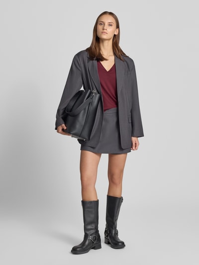 Frauenmodel trägt das Slim Fit Langarmshirt mit Baumwoll-Anteil Modell 'TENNA' von ONLY in Dunkelrot, Ganzkörperansicht von vorne, Damen Langarmshirt von ONLY.
