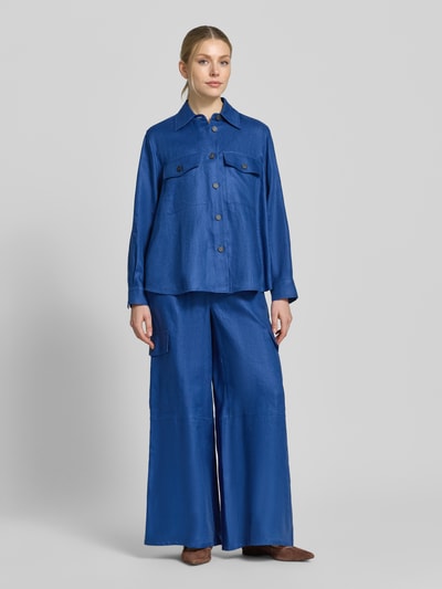 Frauenmodel trägt Wide Leg Cargohose aus reinem Leinen von Weekend Max Mara in Blau, unifarben, mit Cargotaschen, Ganzkörperansicht von vorne.