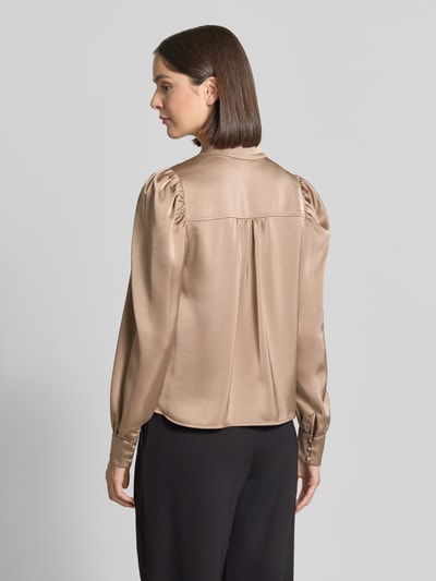 Frauenmodel trägt Langarmbluse mit Stretch-Anteil Modell 'Rosslyn' von Neo Noir in Satin-Optik, lockere Passform, Rückenansicht.