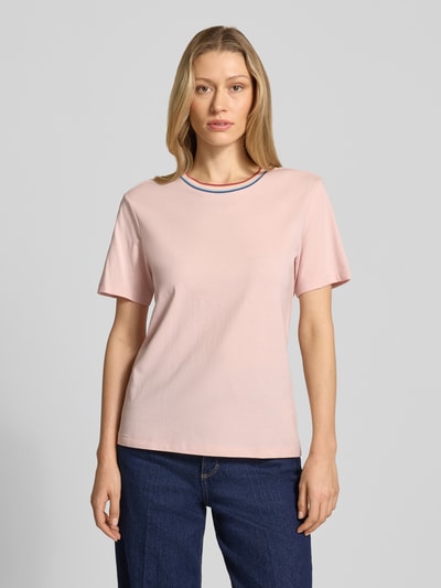 Frauenmodel trägt T-Shirt aus reiner Baumwolle von Jake*s Casual in Rosa mit geradem Schnitt und Rundhalsausschnitt, Nahaufnahme Oberkörper.