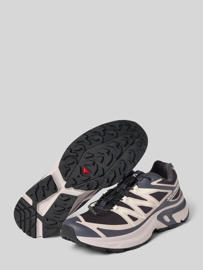 Produktfoto, Sneaker mit profilierter Sohle Modell 'XT-EVR' von Salomon, abgerundete Spitze, Schnürung, Logo, Farbkombination Schwarz und Beige