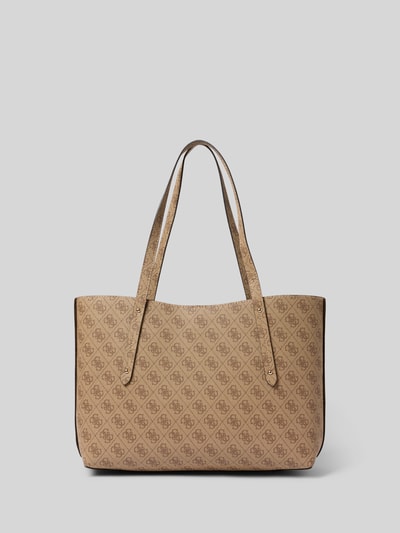 Produktfoto, Handtasche mit Label-Applikation Modell 'BRENTON TOTE' von Guess, Hauptfach mit Hakenverschluss, Tragehenkel, Etui, Umhängetasche, beige-braunes Muster, rechteckige Form, strukturierte Oberfläche, Breite 43 cm, Länge 28 cm, Tiefe 13 cm, Schulterriemen 59 cm.