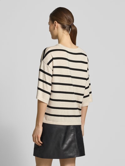 Frauenmodel trägt Strickshirt aus Viskose-Mix Modell 'Conny' von FREE/QUENT mit schwarzen Streifen, Relaxed Fit, Rückansicht, Ganzkörperansicht.
