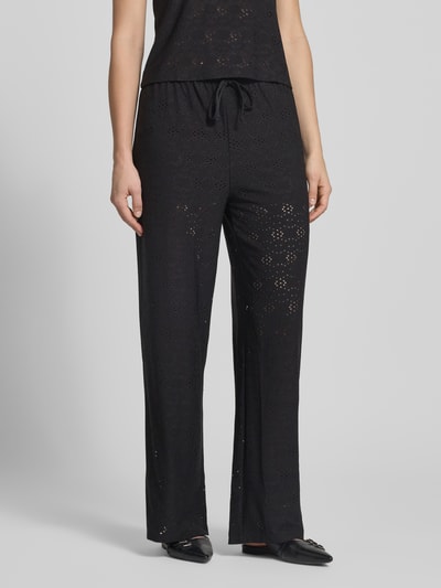 Frauenmodel trägt Regular Fit Weite Hose mit Tunnelzug Modell 'SMILLA' von Only, Optik: Unifarben, Optik:Allover-Muster, seitliche Eingrifftaschen, Materialverarbeitung: Stretch, Ganzkörperansicht von vorne.