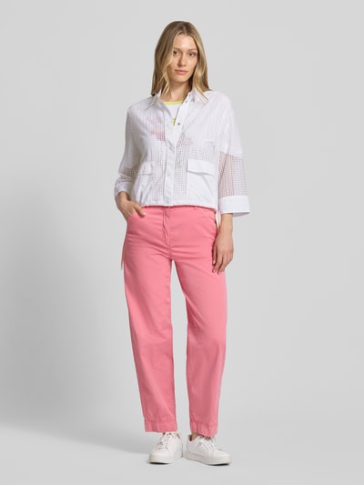 Frauenmodel trägt Regular Fit Blazer mit Pattentaschen und 3/4-Arm von Marc Cain, Weiß, Material-Mix mit Stretch-Anteil, Ganzkörperansicht von vorne. Rückenlänge bei Größe 36: 53 cm, Brustweite 50 cm, Ärmellänge 48 cm.