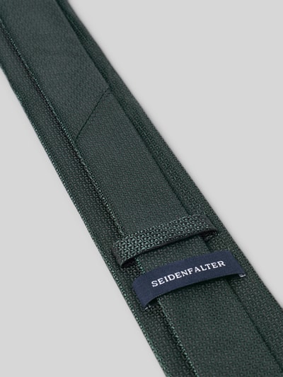 Produktfoto, Krawatte aus reiner Seide von Prince Bowtie in Dunkelgrün mit Strukturmuster und Teilungsnähten, klassische Passform, Breite 7 cm.