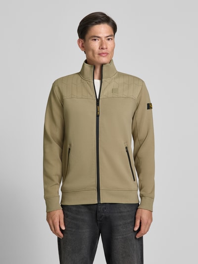 Männermodel trägt Sweatjacke mit Label-Patches und Stehkragen von PME Legend, beige, Ziernähte, Reißverschlusstaschen, Ganzkörperansicht von vorne. Baumwoll-Mix mit Stretch-Anteil, Straight Fit, gerippte Abschlüsse, Rückenlänge Größe M 73 cm, Ärmellänge 68 cm.