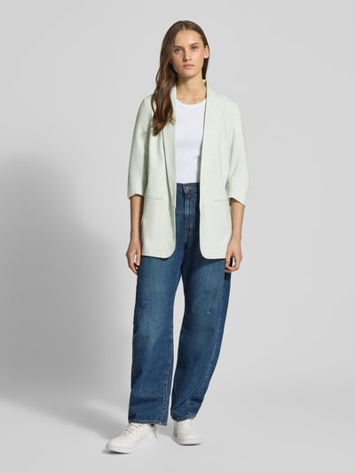 Frauenmodel trägt Regular Fit Longblazer mit 3/4-Ärmeln Modell 'ELLY' von Only, Melange-Optik, Schalkragen, ohne Verschluss, Ganzkörperansicht von vorne
