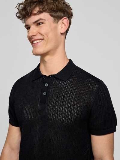 Männermodel trägt Modern Fit Poloshirt mit kurzer Knopfleiste Modell 'JESS' von Jack & Jones, Baumwoll-Mix, semitransparent, Nahaufnahme Oberkörper.