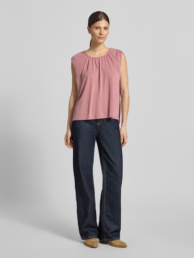 Frauenmodel trägt Loose Fit Blusentop aus Modal-Mix Modell 'FILLI' von Vero Moda, Optik: Unifarben, Rundhals-Ausschnitt, Ärmelform: Ohne, Materialverarbeitung: Stretch, Material: Modal-Mix, fließender Stoff, matte Oberfläche, Ganzkörperansicht von vorne.