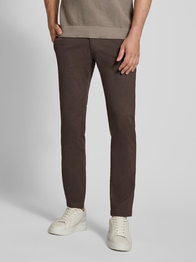 Männermodel trägt Slim Fit Chino aus Baumwoll-Mix von bugatti in Dunkelbraun mit Münztasche, Gesäßtaschen, Nahaufnahme Oberkörper.