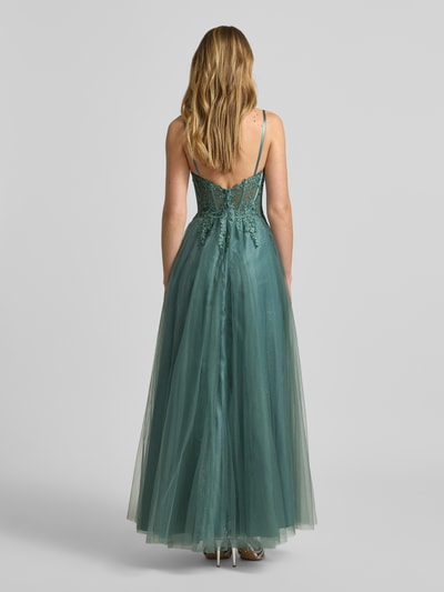Frauenmodel trägt Regular Fit Abendkleid mit floralem Spitzenbesatz von Luxuar in grünem Glitzer-Mesh mit A-Linie, Ganzkörperansicht Rückansicht.