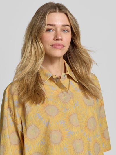 Vrouwenmodel draagt Drykorn overhemdblouse van puur katoen, los model, platte kraag, tunnelkoord, 3/4-mouw, model 'LAINAY', Nahaufnahme Oberkörper.