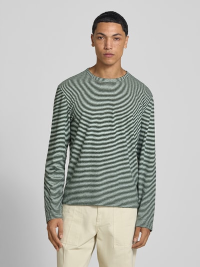 Männermodel trägt Regular Fit Longsleeve aus Leinen-Mix van Officine Générale, Mix van katoen en linnen, regular fit, ronde hals, met lange mouwen, ruglengte bij maat M 67 cm, heren shirt met lange mouwen, streeppatroon in groen en wit, Ganzkörperansicht von vorne