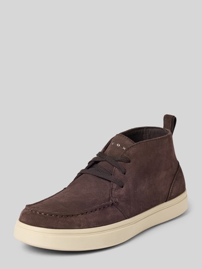 Produktfoto, Sneaker aus echtem Leder mit Logo-Detail Modell 'BALTMOORE' von Geox in Braun, strukturierte beige Sohle, abgerundete Form, Schnürverschluss, bei Größe 44 3 cm Absatz, 9 cm Schafthöhe, 10 cm Schaftweite