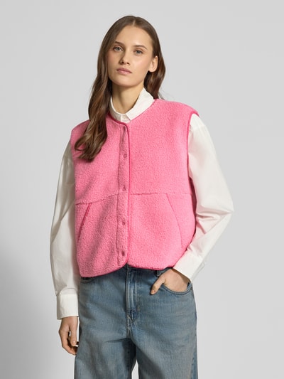 Frauenmodel trägt Relaxed Fit Weste in Teddy-Optik Modell 'Vera' von JJXX, pink, Rundhalsausschnitt, Knopfleiste, Eingrifftaschen, Ganzkörperansicht von vorne.