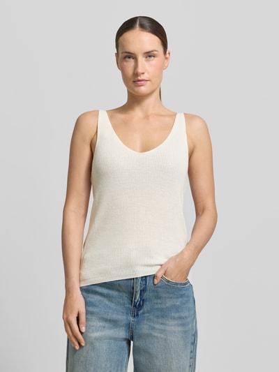 Frauenmodel trägt Regular Fit Strick-Top aus Viskose-Mix Modell 'NEWLEX' von Vero Moda in Uni-Optik, V-Ausschnitt, breite Träger, Ganzkörperansicht von vorne.