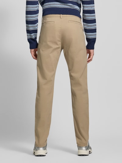 Männermodel trägt Schmale Chino mit gerader Silhouette und mittlerer Bundhöhe von REVIEW in Beige, Baumwoll-Elasthan-Mix, Ganzkörperansicht Rückansicht.