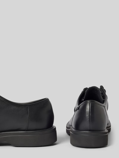 Produktfoto, schwarze Schnürschuhe mit Label-Detail Modell 'Norman' von Camper, abgerundete Spitze, Gummisohle, Kontext: Herren Schuh, Absatzhöhe 3 cm, Schafthöhe 6 cm, Schaftweite 12 cm, Rückansicht