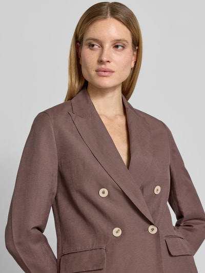 Frauenmodel trägt Regular Fit Blazer aus Leinen-Mix mit Viskose-Anteil von Christian Berg Woman Selection in Braun mit Pattentaschen, doppelreihige Knopfleiste, Nahaufnahme Oberkörper. Rückenlänge bei Größe 36: 71 cm, Brustweite: 48 cm, Ärmellänge: 63 cm.