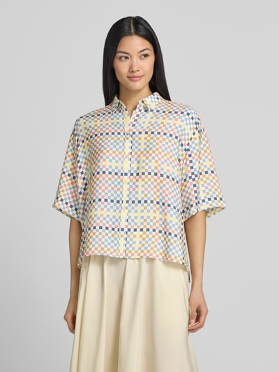 Frauenmodel trägt Relaxed Fit Bluse aus Viskose-Mix im Allover-Look von Jake*s Casual, mehrfarbig kariert, Hemdblusenkragen, Knopfleiste, Ganzkörperansicht von vorne.