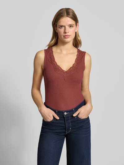 Kobiece modelka nosi Trägertop mit V-Ausschnitt und Spitze od Gina Tricot, mieszanka bawełny, dopasowany krój, koronka, efekt prążkowania, długość tyłu 53 cm dla rozmiaru S, widok całej sylwetki z przodu.