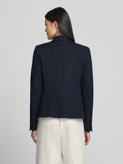 Frauenmodel trägt Blazer mit Leistentaschen und Reverskragen von Christian Berg Woman Selection, Material-Mix mit Viskose-Anteil, Straight, dunkelblau, Rückansicht Ganzkörperansicht.