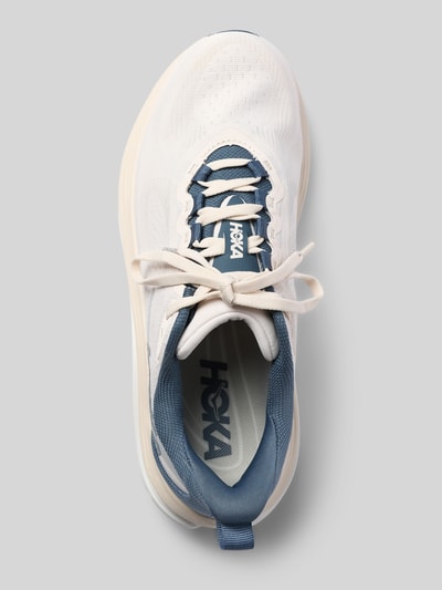Produktfoto, Sneaker mit Logo-Detail Modell 'Kawana' von HOKA in Weiß und Blau, abgerundete Passform, profilierte Sohle, Damen Sneaker, Schnürverschluss, Absatzhöhe 4 cm, Schafthöhe 6 cm, Schaftweite 10 cm, glatte und strukturierte Texturen, Draufsicht.