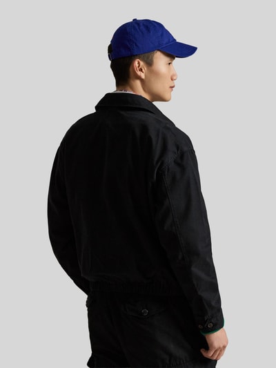 Männermodel trägt Regular Fit Blouson aus reiner Baumwolle von Polo Ralph Lauren, unifarben schwarz, Twill-Struktur, Ganzkörperansicht Rückansicht.