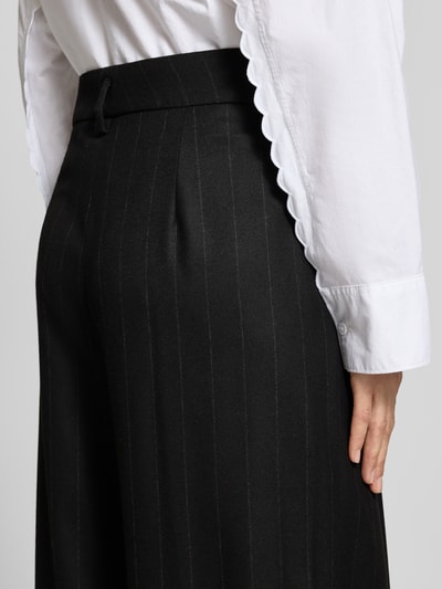 Frauenmodel trägt Hose mit weitem Bein von Raffaello Rossi, unifarben, Bügelfalten, Wollmix, Webware, Nahaufnahme Hüfte und Oberschenkel.