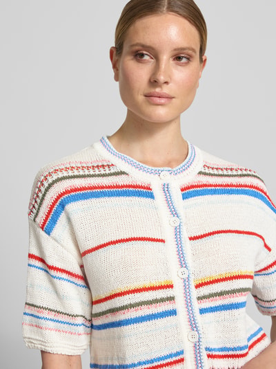 Frauenmodel trägt Strickjacke aus Baumwoll-Mix mit 1/2-Arm von Oui, Allover-Look in Weiß mit bunten Streifen, Knopfleiste, Regular-Fit, Rundhalsausschnitt, Nahaufnahme Oberkörper