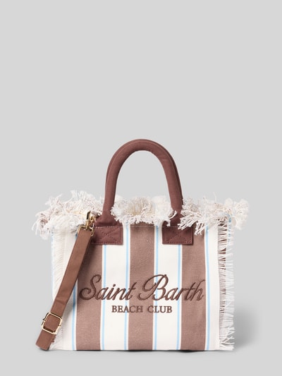 Produktfoto, Handtasche mit Label-Print und Fransen Modell 'COLETTE' von MC2 Saint Barth, gestreifte Reine Baumwolle, Hauptfach mit Reißverschluss, Tragehenkel und Schulterriemen, Maße 28 x 23 x 14 cm, Länge Schulterriemen 117 cm, strukturierte Stoffoptik, neutrale Farbtöne mit braunen und weißen Streifen, Fransen-Details.