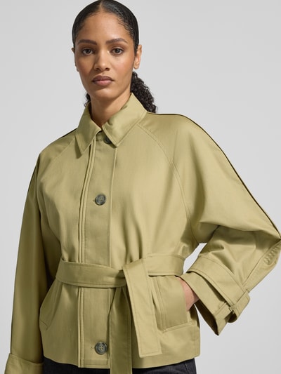 Frauenmodel trägt Trenchcoat mit Bindegürtel und Ärmelriegeln von JAKE*S STUDIO WOMAN aus Reine Baumwolle, Regular-Fit, Nahaufnahme Oberkörper.