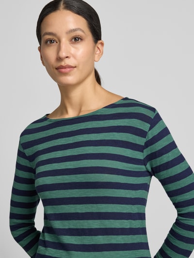 Frauenmodel trägt Longsleeve mit 3/4-Arm von Christian Berg Woman, grün-blau gestreift, reine Baumwolle, Nahaufnahme Oberkörper.