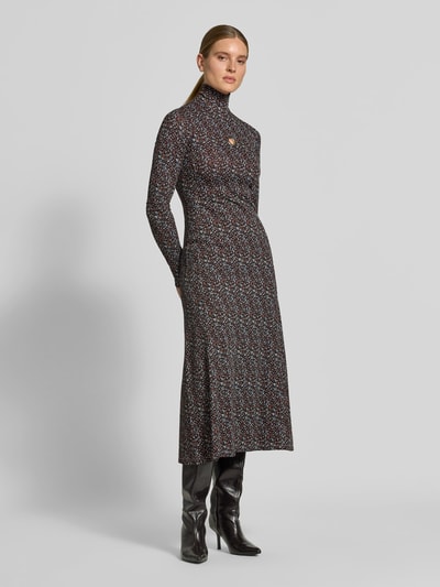 Vrouwenmodel draagt Maxikleid aus Viskose-Mix van Rabanne met opstaande kraag, cut-out op borsthoogte, mix van viscose en katoen, eng aansluitende pasvorm, met lange mouwen, totaallengte maat 38: 130 cm, borstwijdte: 39 cm, mouwlengte: 75 cm, patroon met kleine vormen in zwart, grijs en rood, gladde textuur, maxi-jurk design, effen achtergrond, geheel vooraanzicht.