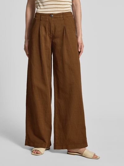 Frauenmodel trägt Hose mit weitem Bein und Eingrifftaschen von Luisa Cerano, Braun, Leinen-Baumwoll-Mix, Ganzkörperansicht von vorne.