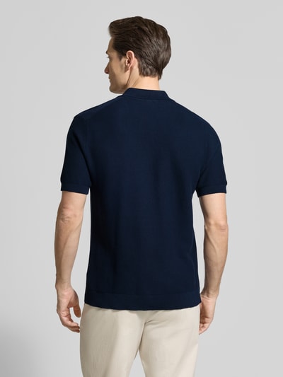 Männermodel draagt Regular Fit Poloshirt aus reiner Baumwolle van Lacoste, look: effen, regular fit pasvorm, logostitching, polokraag, korte mouw, mouwboord en rompzoom geribd, materiaalverwerking: dwarsgebreid, puur katoen, ganzkörperansicht rückansicht.