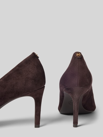 Produktfoto, Pumps aus echt leer Modell 'ALINA' van MICHAEL Michael Kors, Wildleerlook, naaldhak, gladde zool, donkerbruin, detailopname achterkant, hakhoogte maat 40: 8 cm, schachthoogte maat 40: 7 cm, schachtbreedte maat 40: 20 cm