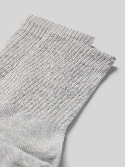 Produktfoto, graue Socken mit elastischem Bund Modell 'Crew' im 2er-Pack von Snocks aus elastischem Baumwoll-Mix, feine Rippstruktur.
