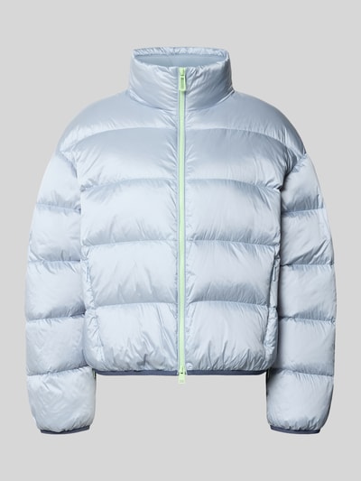 Produktfoto, Regular Fit Jacke in Stepp-Optik mit Stehkragen von Marc Cain in Hellblau, glänzende Oberfläche, Zweiwege-Reißverschluss, elastische Abschlüsse, Details gemäß Maßangaben Größe 36