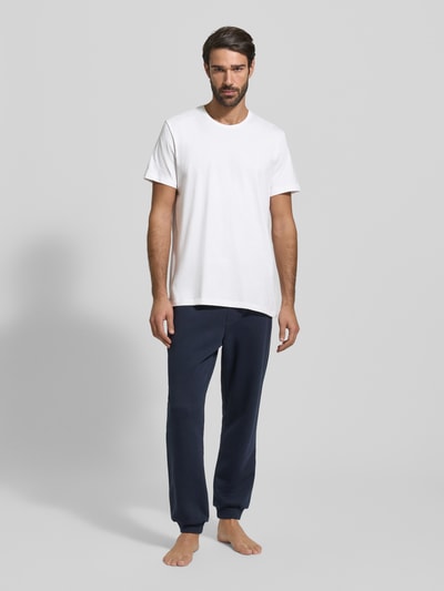 Männermodel trägt T-Shirt mit Rundhalsausschnitt im 2er-Pack Modell 'ComfortS' von BOSS, reine Baumwolle, unifarbenes Design, Ganzkörperansicht von vorne.