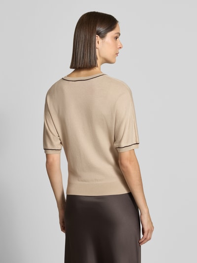 Vrouwenmodel draagt Regular Fit Pullover aus Viskose-Mix in Tricotlook van comma, beige, ronde hals, 1/2-mouwen, ruglengte 49 cm, mouwlengte 25 cm, Ganzkörperansicht Rückansicht