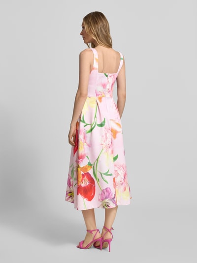 Vrouwenmodel draagt cocktailjurk im allover-look van Lipsy in roze met kleurrijke bloemen, materiaalmix met stretch, A-lijn, midi-jurk, ruglengte maat 36: 100 cm, borstwijdte maat 36: 34 cm, all-over look. Ganzkörperansicht Rückansicht.